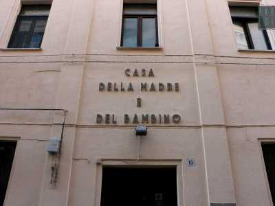 ...fu costruito nel 1925 per ospitare la �Casa della madre e del bambino�, cos� come recita ancora oggi la scritta sulla facciata. Qui le mamme potevano recarsi per effettuare controlli medici nell�ambito del programma  �Opera azionale maternit� e infanzia�. Oggi ospita la Asl e l�asilo comunale Villari